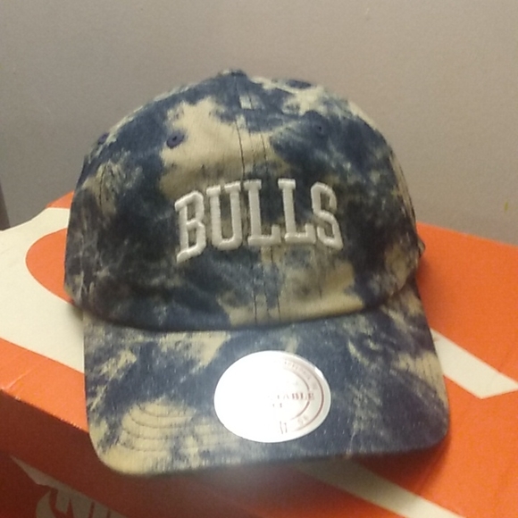 Mitchell & ness Chicago Bull's NBA Dad Hat - Picture 1 of 8